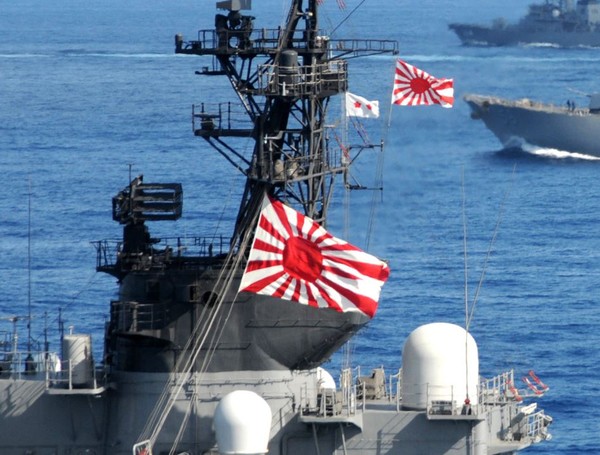 미해군과 훈련하는 일본 해상자위대의 함에 내걸린 욱일기.ⓒ미해군