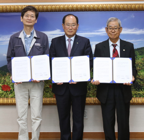 ▲ 석종완 라인프러스 대표(왼쪽), 류한우 군수(가운데), 이규옥 단양노인회장이 협약을 체결하고 있다.ⓒ단양군