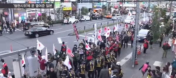 ▲ 지난해 12월 일본 도쿄(東京) 한인타운서 혐한 시위가 진행되고 있는 모습.ⓒSBS보도 영상 캡쳐.