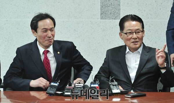 ▲ 국민의당 박지원 원내대표와 더불어민주당 우상호 원내대표가 의원회관에서 회동을 갖고 있는 모습. ⓒ뉴데일리DB