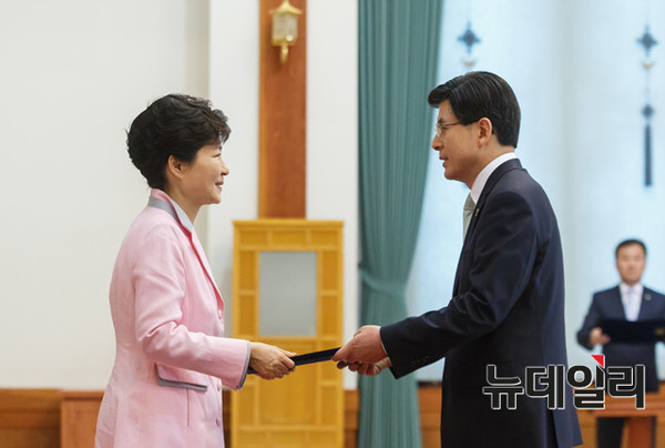 ▲ 북한 김정은에게 우유를 먹이는 이설주. ⓒ北선전매체 화면캡쳐