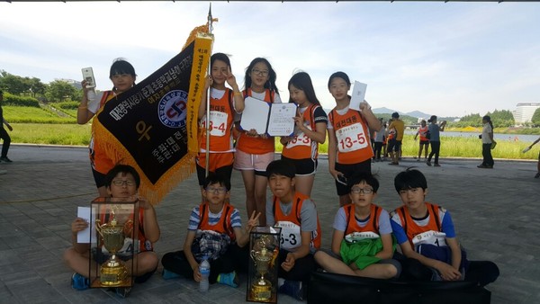 ▲ 대동초등학교 학생들이 우승컵을 들고 기념촬영하고 있다.ⓒ대동초등학교