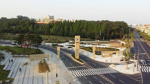 ▲ 충북대학교가 새로 개축한 대학 정문 모습.ⓒ충북대