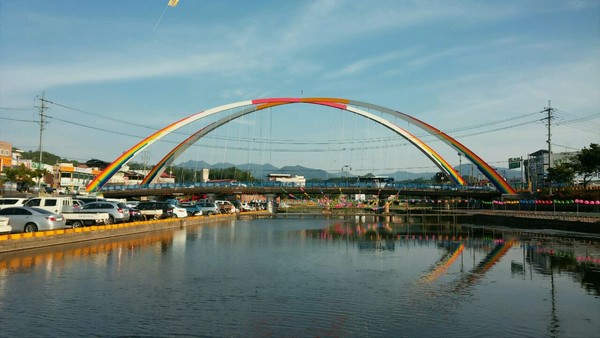 ▲ 영동군이 무지개다리로 새롭게 단장한 영동 제1교 모습. ⓒ영동군