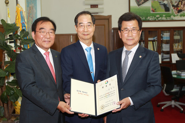 ▲ 한덕수 전 국무총리(가운데)가 25일 ‘2016 청주세계무예마스터십대회’ 공동조직위원장으로 위촉됐다.ⓒ충북도