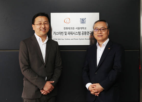 ▲ 공동연구센터장 송성진 서울대 교수(왼쪽)와 한화테크윈 항공·방산부문 신현우 대표(오른쪽)가 공동연구센터를 설립하고, 차세대 핵심기술 개발 협력을 약속했다.ⓒ한화테크윈