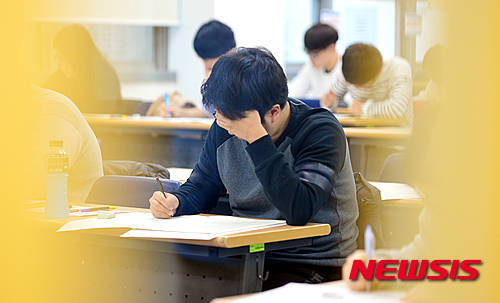 ▲ 2017학년도 수시모집 '논술전형'을 준비하는 수험생은 출제 경향 등을 확인할 수 있는 대학별 '모의논술 고사'에 관심을 가질 필요가 있다. ⓒ뉴시스