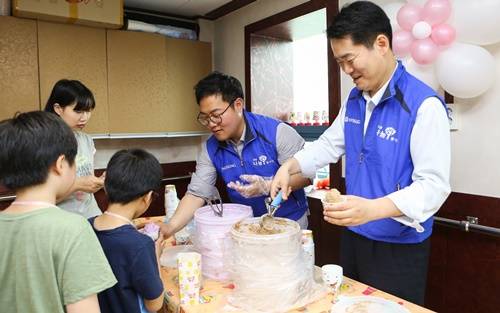 ▲ 25일 효성나눔봉사단원들이 양천구 신정동의 신목종합사회복지관에서 아이스크림 부스를 운영하며 아동들에게 먹거리를 제공하고 있다.ⓒ효성그룹