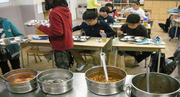 ▲ 교실에서 밥을 먹는 초등학교 학생들. ⓒ서울시교육청