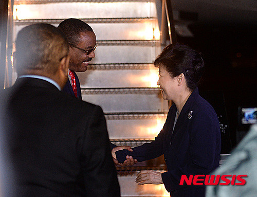 ▲ 박근혜 대통령이 25일 밤(현지시간) 아프리카 3개국 순방의 첫 기착지 에티오피아 아디스아바바 볼레국제공항에 도착해 하일레마리암 데살렌 총리의 영접을 받고 있다. ⓒ뉴시스