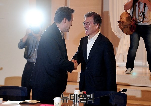 ▲ 김무성 새누리당 전 대표(왼쪽)와 문재인 더불어민주당 전 대표.ⓒ이종현 기자