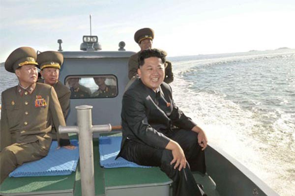 ▲ 낙도 시찰 후 배를 타고 떠나는 김정은, 북한 체제가 붕괴된 뒤에도 같은 배를 타게 될 가능성이 있다. ⓒ北선전매체 화면캡쳐