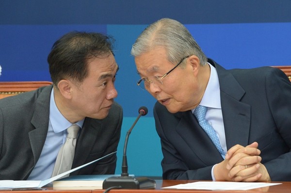 ▲ 더불어민주당 정장선(왼쪽) 총무본부장이 26일 CBS라디오에 출연해 "이제 정치를 전면에서 할 것인지 아니면 정말 은퇴할 것인지에 대해서 정리가 필요할 때"라며 손학규 전 고문의 결단을 촉구했다. ⓒ뉴시스 사진DB