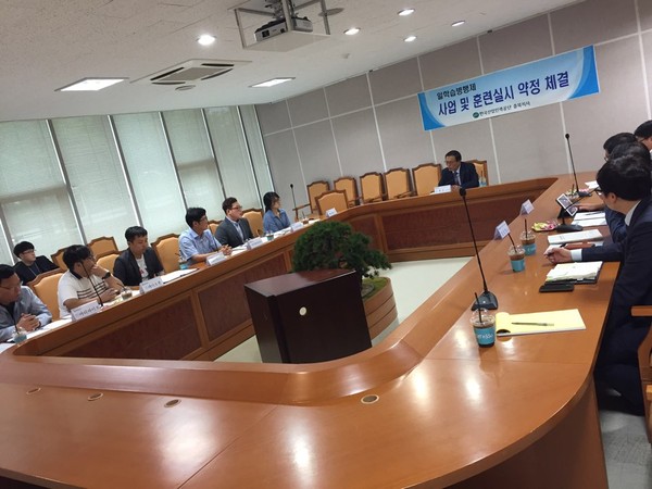 ▲ 충북테크노파크가 26일 일·학습병행제 선정기업과 산업인력공단 충북지사 간 사업 약정 체결식을 가졌다.ⓒ충북테크노파크