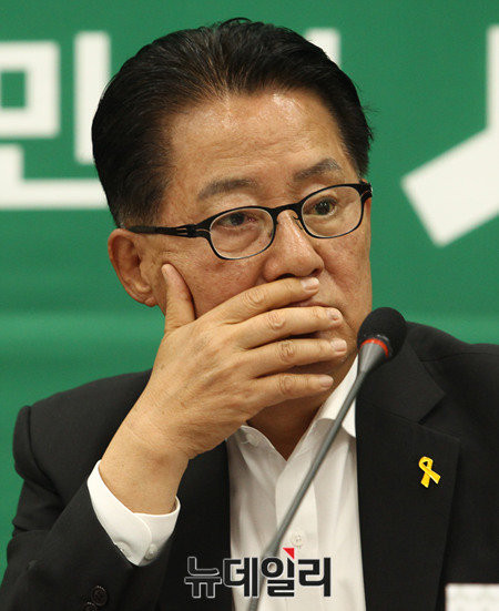 ▲ 국민의당 박지원 원내대표가 26일 오전 국회에서 열린 원내정책조정회의 도중 생각에 잠겨 있다. 박지원 원내대표는 이날 회의에 앞서 YTN라디오 〈출발 새아침〉과 전화 인터뷰를 갖고 전날 반기문 유엔사무총장의 대권 출마 시사에 대해 평했다. ⓒ뉴데일리 이종현 기자