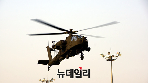 대한민국 땅을 바차고 오르는 AH-64E.ⓒ방사청