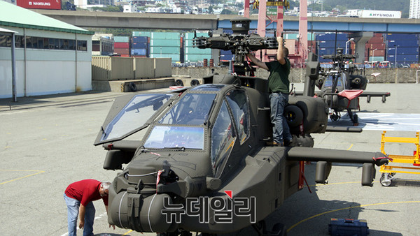 부산항에 도착한 AH-64E 조립직전 모습.ⓒ방사청