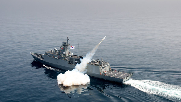 ▲ 해군은 적 해상도발에 대비한 '해·공군 합동 전투탄 실사격훈련'을 26일 동해 중부해상에서 실시했다. ⓒ 해군
