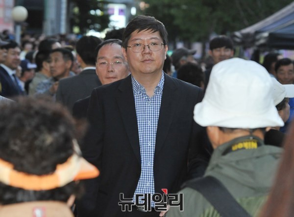 더불어민주당 국민통합위원장이었던 김홍걸 씨가 지난 17일 제36주년 5·18 민주대행진에 참석했다가 전야제가 시작되자 행사장인 금남로 일대를 빠져나가고 있다. ⓒ광주=뉴데일리 이종현 기자