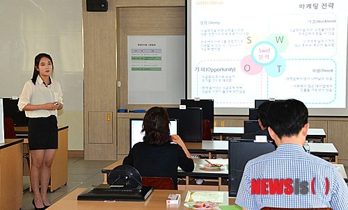 ▲ 서울 성동구 덕수고등학교에서 열린 ‘제3회 전국상업경진대회’에 참가한 한 학생이 자신의 창업아이템을 발표하고 있다. 2013.09.12. ⓒ뉴시스