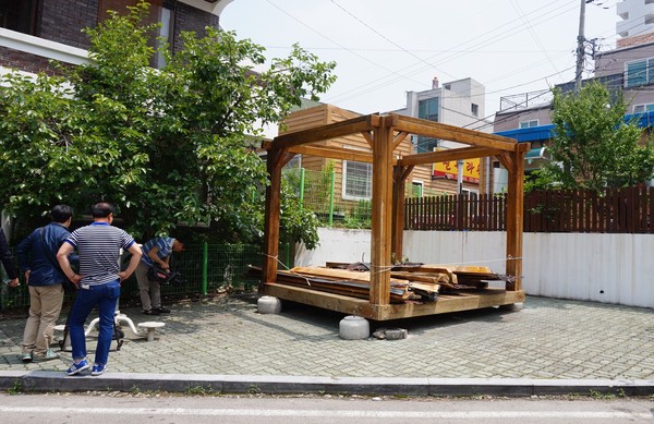 ▲ 충북 청주시 금천동의 한 공원에 설치된 정자의 훼손 모습.ⓒ청주시