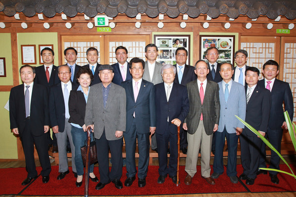 ▲ 충북도가 26일 서울에서 전직 외교대사들을 초청해 무예마스터십대회 협조를 요청했다.ⓒ충북도