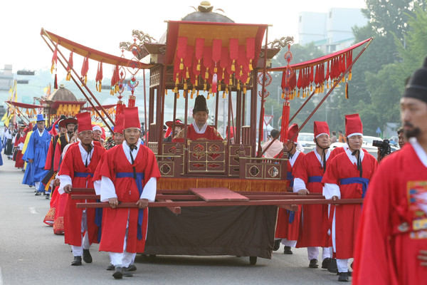 ▲ 세종대왕과 초정약수축제 어가행차 재현 모습(지난해 축제).ⓒ청주시
