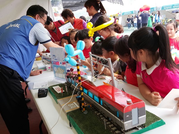 ▲ 제9회 영동희망복지박람회가 26일 성황리에 개막한 가운데 아이들이 코레일 체험을 하고 있다.ⓒ영동군