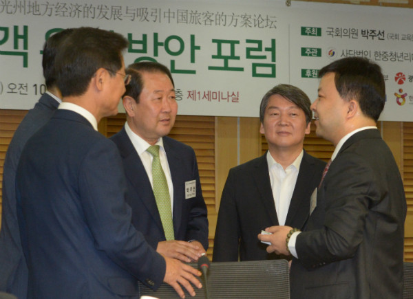 ▲ 국민의당 박주선 최고위원이 26일 의원회관에서 열린 중국 관광객 유치 방안 포럼에 앞서, 포럼에 축하차 참석한 같은 당 안철수·천정배 공동대표 및 중국측 관계자와 함께 환담하고 있다. ⓒ뉴시스 사진DB