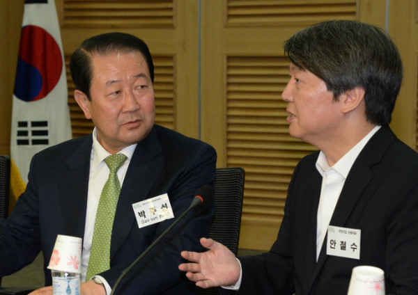 ▲ 국민의당 박주선 최고위원과 안철수 대표가 26일 의원회관에서 열린 중국 관광객 유치 방안 포럼 도중 대화를 나누고 있다. ⓒ뉴시스 사진DB