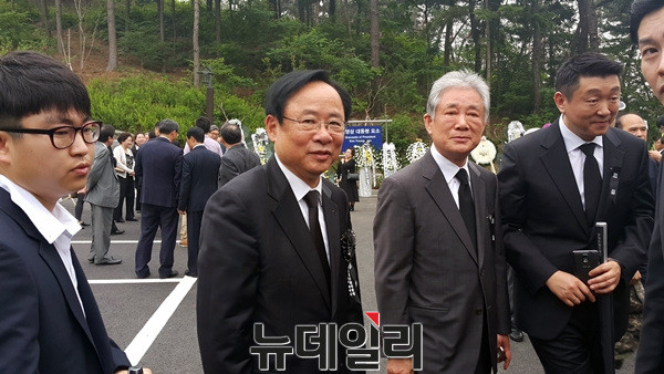 ▲ 새누리당 이주영(왼쪽에서 두번째) 의원이 26일 서울 동작구 국립서울현충원에서 열린 김영삼 전 대통령의 묘비 제막식 행사에 참석했다. 당내 대부분 의원들이 반기문 유엔 사무총장을 따라 제주도를 방문한 것과 다른 행보를 보이며 당내 통합의 화두를 던진 것 아닌가는 관측이 제기된다. ⓒ뉴데일리 김민우 기자