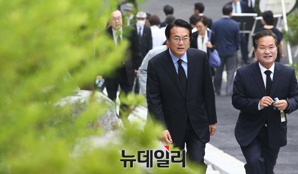 ▲ 새누리당 정진석 원내대표는 지난 25일 제주도로 내려가 반기문 UN사무총장의 방한 일정 중 일부를 함께 했다. 그는 26일 오전 '제주 포럼'에도 참석할 예정이었지만, 돌연 취소하고 서울행 비행기에 몸을 실었다. ⓒ 뉴데일리 DB