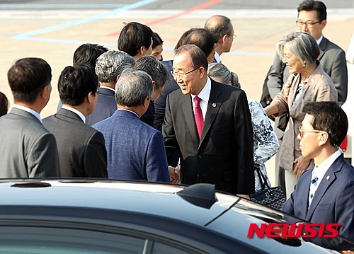 ▲ 반기문 UN사무총장이 25일 오후 제주국제공항에 도착해 밝은 표정으로 영접 나온 이들과 인사를 나누고 있다. ⓒ뉴시스