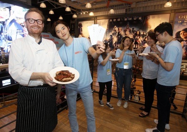 ▲ 제2회 서울국제음식영화제 개막 파티에서 참가자들이 농축산 기업 아그로수퍼가 국내외 유명 셰프들과 함께 준비한 바비큐 폭립, 된장 소스를 곁들인 돼지 앞다리 저온 숙성 구이 등 영화 속에 등장하는 다양한 식재료들로 만든 특별 메뉴들을 즐기고 있다.ⓒ아그로수퍼