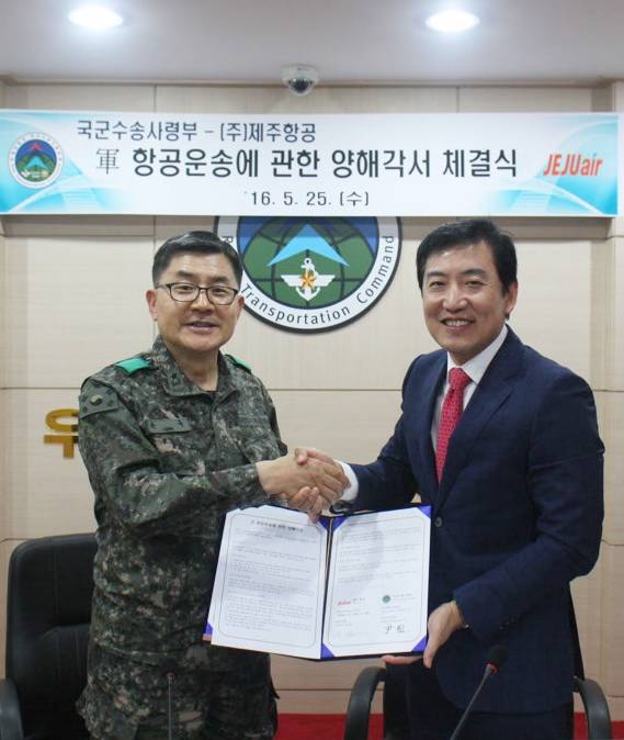 ▲ 국군수송사령부 윤국 사령관(사진 왼쪽)과 제주항공 최규남 대표이사(사진 오른쪽)가 업무협약을 체결하고 기념사진을 촬영하고 있다.ⓒ제주항공