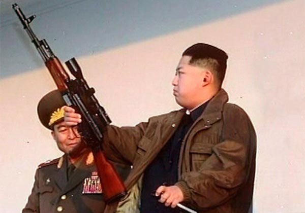 ▲ 소총을 살펴보는 정은이. 정은이는 스위스 베른 소재 국제학교를 중퇴한 뒤 과외만 받았다. 즉 정규학력은 중학교 중퇴 정도다. 한국인이었어도 어차피 군대는 갈 수 없었을 것이다. 사진은 '사담 후세인' 흉내를 내는 정은이. 사담 후세인은 저 포즈를 취한 뒤 10년도 안 돼 사살됐다. ⓒ北선전매체 화면캡쳐