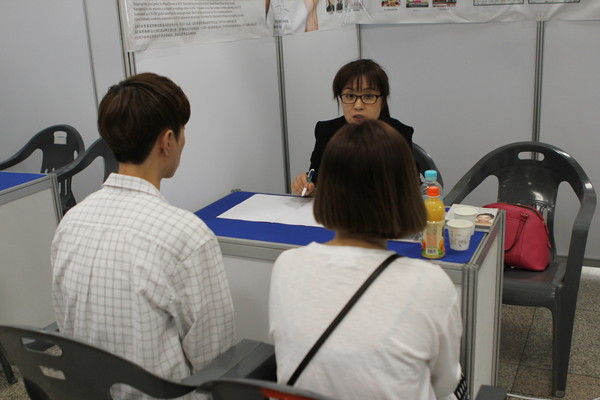 ▲ 사진은 한국영상대 학생들이 취업 상담을 받고 있다.ⓒ한국영상대
