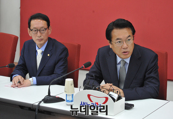 ▲ 새누리당 정진석 원내대표와 김도읍 원내수석부대표가 27일 긴급 원내대표단 회의를 소집한 자리에서, 거부권 행사에 따른 계류 법안 자동폐기의 법리를 설명하고 있다. ⓒ뉴데일리 이종현 기자