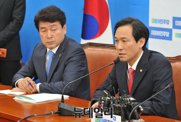 ▲ 더불어민주당 우상호 원내대표와 기동민 원내대변인이 27일 긴급 기자회견에서 거부권 행사를 위한 이날의 긴급 국무회의 소집을 꼼수 국무회의라며 격렬히 규탄하고 있다. 기동민 원내대변인은 나아가 거부권 행사가 원천 무효라는 주장까지 했다. ⓒ뉴데일리 이종현 기자