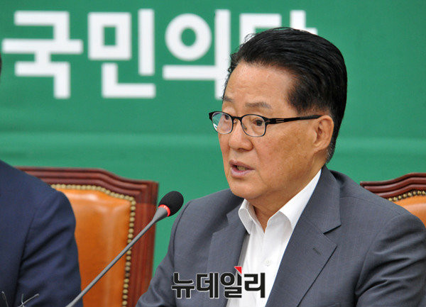 ▲ 국민의당 박지원 원내대표가 27일 최고위원회의에서 상시청문회법 거부권 행사에 대해 야3당 공조를 통한 대응 방침을 밝히고 있다. ⓒ뉴데일리 이종현 기자