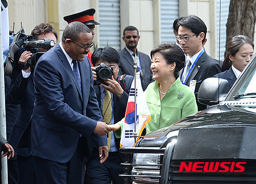 ▲ 박근혜 대통령이 26일 오후(현지시간) 에티오피아 아디스아바바 대통령궁에 도착해 하일레마리암 데살렌 총리와 악수하고 있다. ⓒ뉴시스