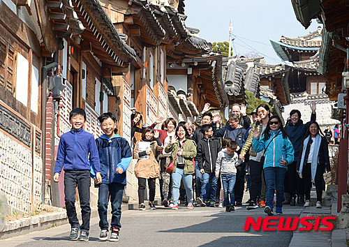 ▲ 관광객들이 북촌을 방문해 한옥의 정취를 즐기고 있다. ⓒ뉴시스