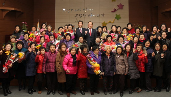 ▲ 배움의 기회를 얻지 못한 성인을 대상으로 운영되는 문자해득 교육인 '문해교육'이 서울시교육청에서도 운영되고 있다. 사진은 단양소백학교 졸업식 모습. ⓒ단양군