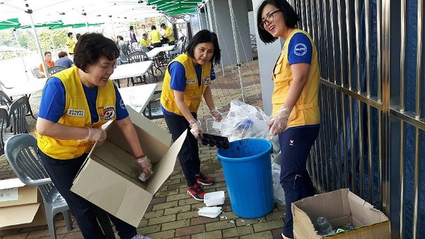 장애인생활체육대회 기간에 양산시 자원봉사자들이 경기장 주변을 청소하고 있는 모습ⓒ양산시 제공