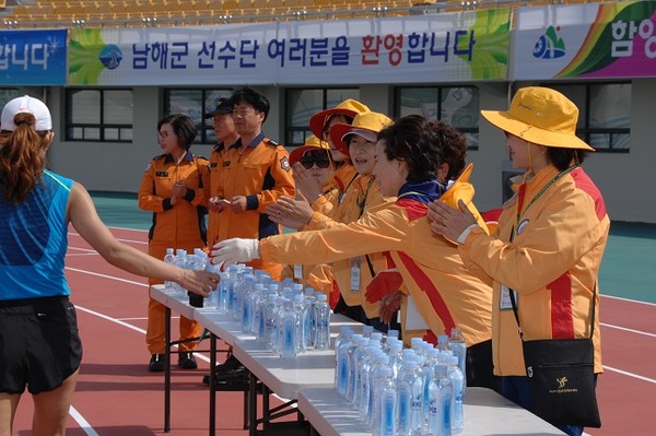 ▲ 경남도민체전 경기장에서 선수들에게 생수를 나눠주고 있는 자원봉사자들ⓒ양산시 제공