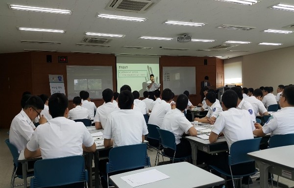 ▲ 지난 14일 문무캠프 첫 시행 학군단인 금오공대 학군단 후보생들이 군인정신에 대한 토의·발표를 진행하고 있다. ⓒ 국방부