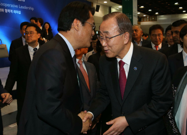 ▲ 새누리당 정진석 원내대표가 25일 제주에서 반기문 유엔사무총장을 만나 악수하며 귓속말을 건네고 있다. ⓒ뉴시스 사진DB
