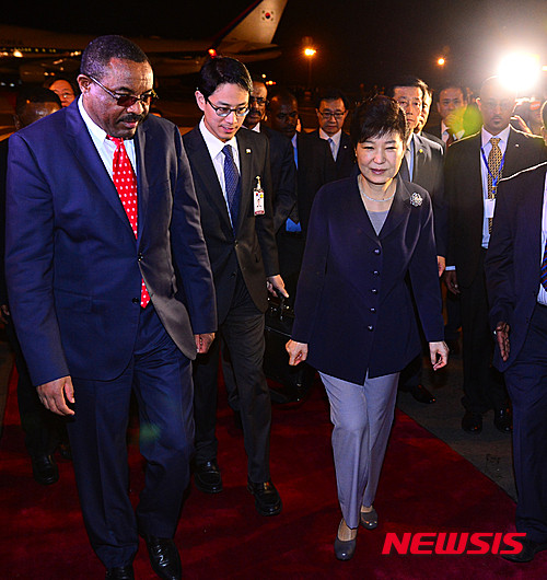 ▲ 박근혜 대통령이 지난 25일 밤 아프리카 3개국 순방의 첫 기착지 에티오피아 아디스아바바 볼레국제공항에 도착했다.ⓒ뉴시스.