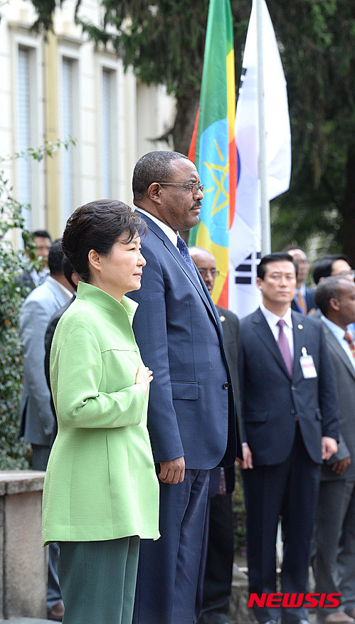 ▲ 박근혜 대통령이 하일레마리암 데살렌 총리의 안내로 26일 오후(현지시간) 에티오피아 아디스아바바 대통령궁에서 열린 공식환영식에서 국기에 대한 경례를 하고 있다. ⓒ뉴시스