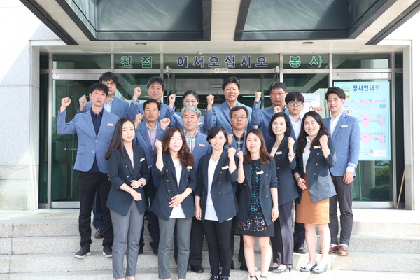 ▲ 영동군 민원과 직원들이 깔끔하고 시원한 소재로 된 청색 상의를 입고 민원인을 맞이한다.ⓒ영동군